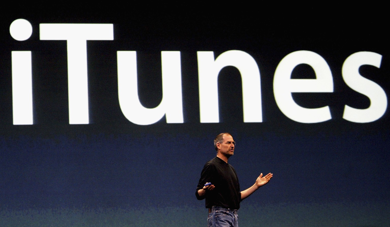 LONDON - JUNE 15: Steve Jobs, Chief Executive Officer of Apple computers, launches iTunes Music Store in the territories of Great Britain, Germany and France, on June 15, 2004 in London. The iTunes st ...