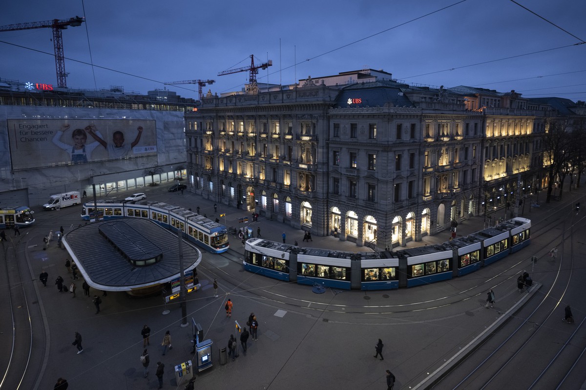 epa11832985 The logo of the Swiss bank UBS on the former main building of Credit Suisse on Paradeplatz in Zurich, Switzerland, 18 January 2025. The headquarters of Credit Suisse was located at Paradep ...