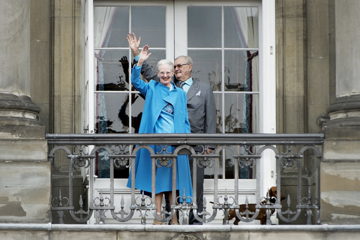 Denmark's Queen Margrethe and Prince Henrik wave from the balcony during Queen Margrethe's 76th birthday celebration at Amalienborg Palace in Copenhagen April 16, 2016. REUTERS/Marie Hald/Sc ...