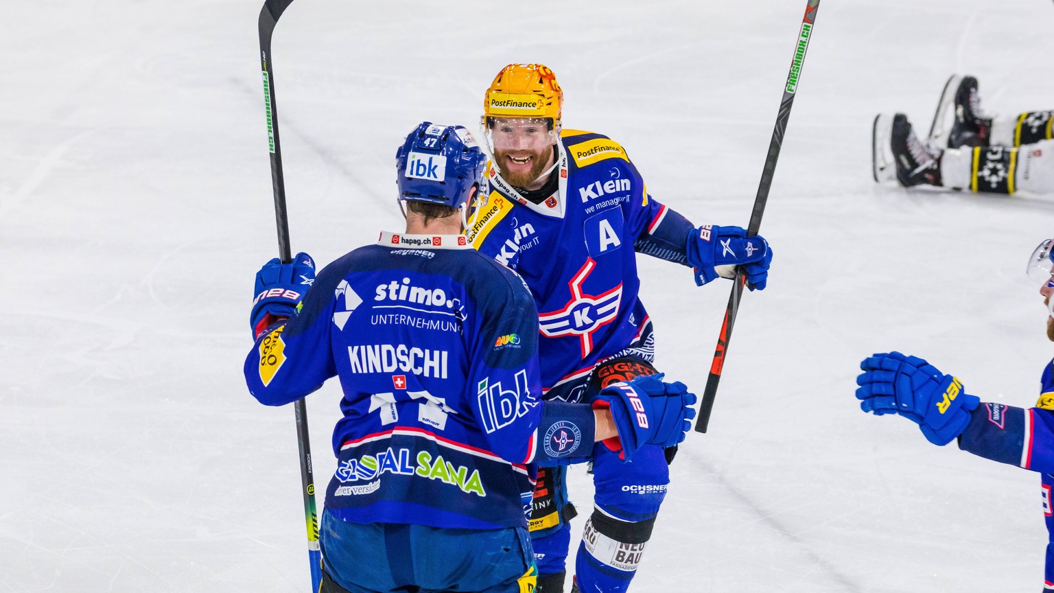 Kloten, Schweiz - 18. April 2021: 47 Simon Kindschi vom EHC Kloten bringt die Zürcher Unterländer om der 25. Spielminute 4:2 in Front. Dieses Resultat besteht auch nach 40 Spielminuten. Eishockey ***  ...