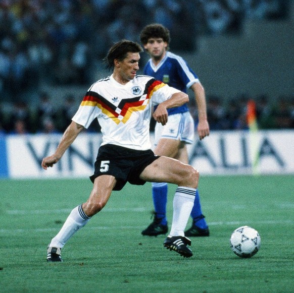 Deutschland - Argentinien Italien, Rom, 08.07.1990, Fussball, FIFA WM 1990 in Italien, Finale, DFB Deutschland - Argentinien 1:0: v.l. Klaus Augenthaler Deutschland, Jose Basualdo Argentinien. *** Ger ...