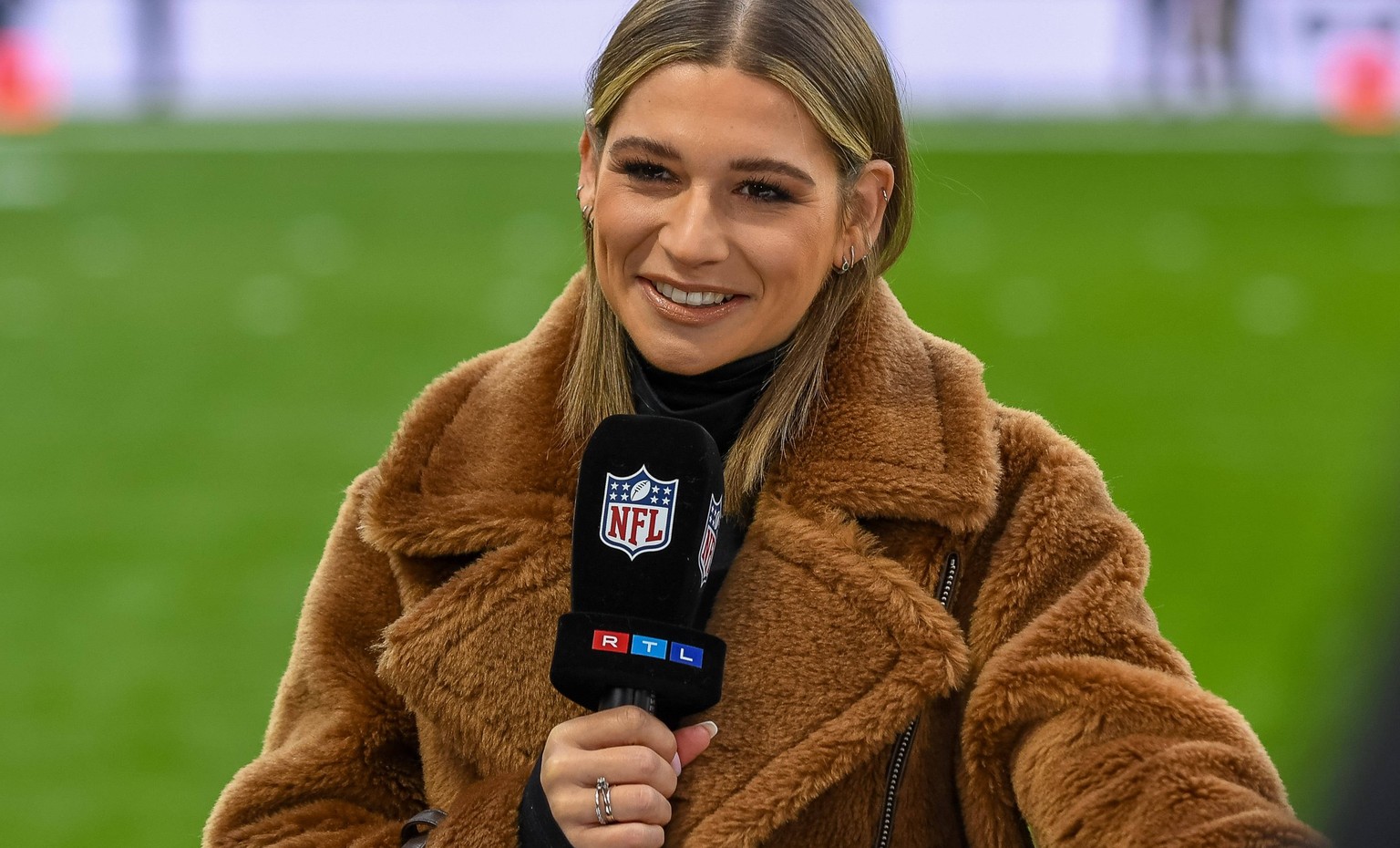 Jana Wosnitza RTL Moderatorin, Indianapolis Colts vs. New England Patriots, American Football, National Football League, Week 10, Saison 2023, 12.11.2023, Indianapolis Colts vs. New England Patriots,  ...