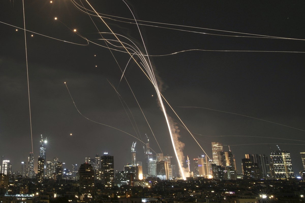 ALTERNATIVE CROP OF XEM124.- A projectile hit buildings as Israeli Iron Dome air defense system fires to intercept missiles over Tel Aviv, Israel, Friday, June 13, 2025. (AP Photo/Leo Correa)
Israel I ...