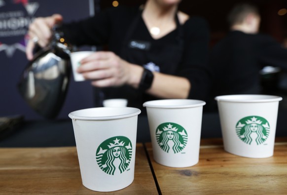 Latte Machiatto, Frappuccino, Chai Latte oder doch lieber ein Bier? Starbucks will den Umsatz ausserhalb des Kaffeegeschäfts steigern.