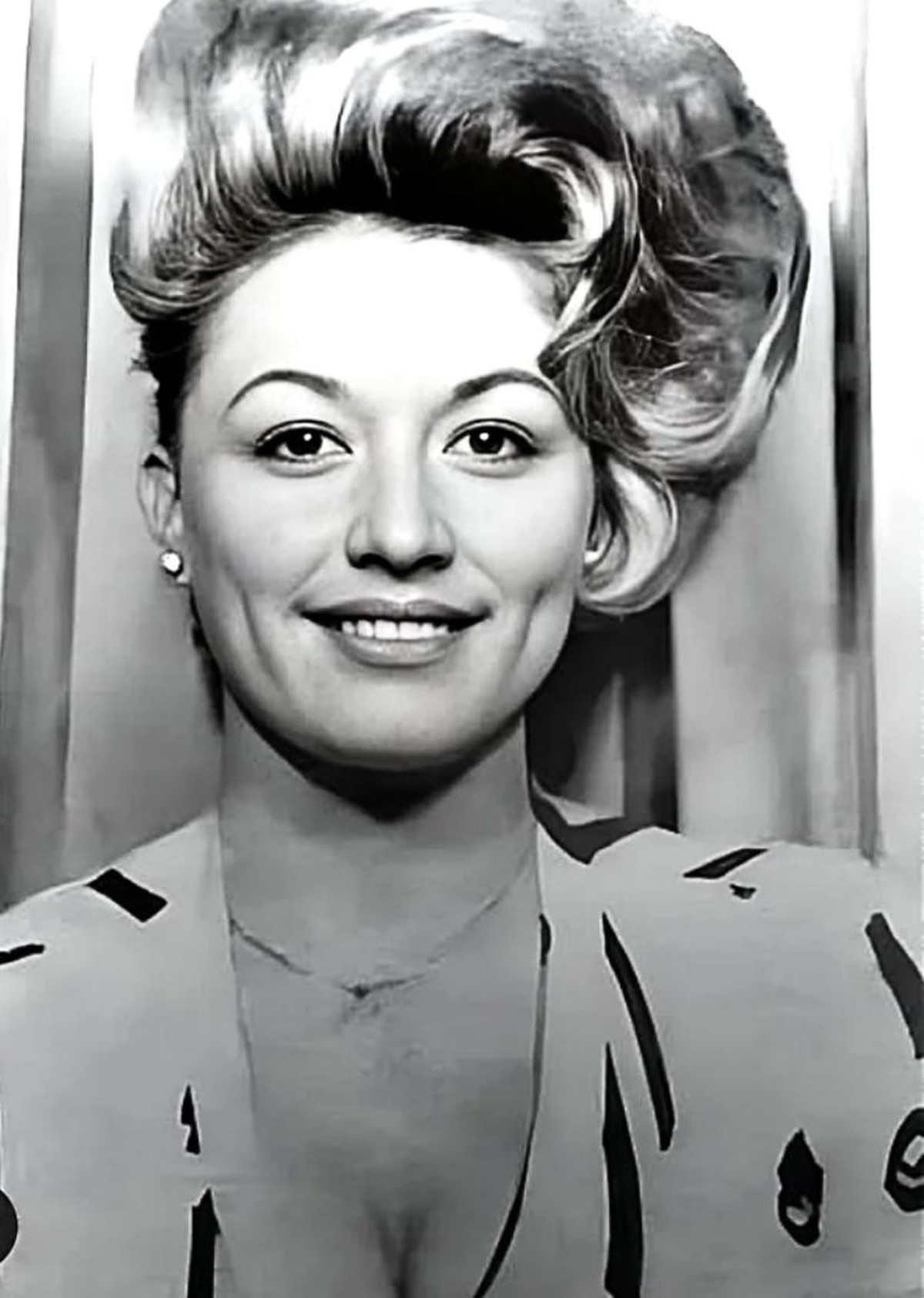 Dolly Parton, 20-jährig Fotokabine 1966
Nashville, Tennessee.

https://www.reddit.com/r/OldSchoolCool/comments/1d3lv33/dolly_parton_in_a_photo_booth_1966/