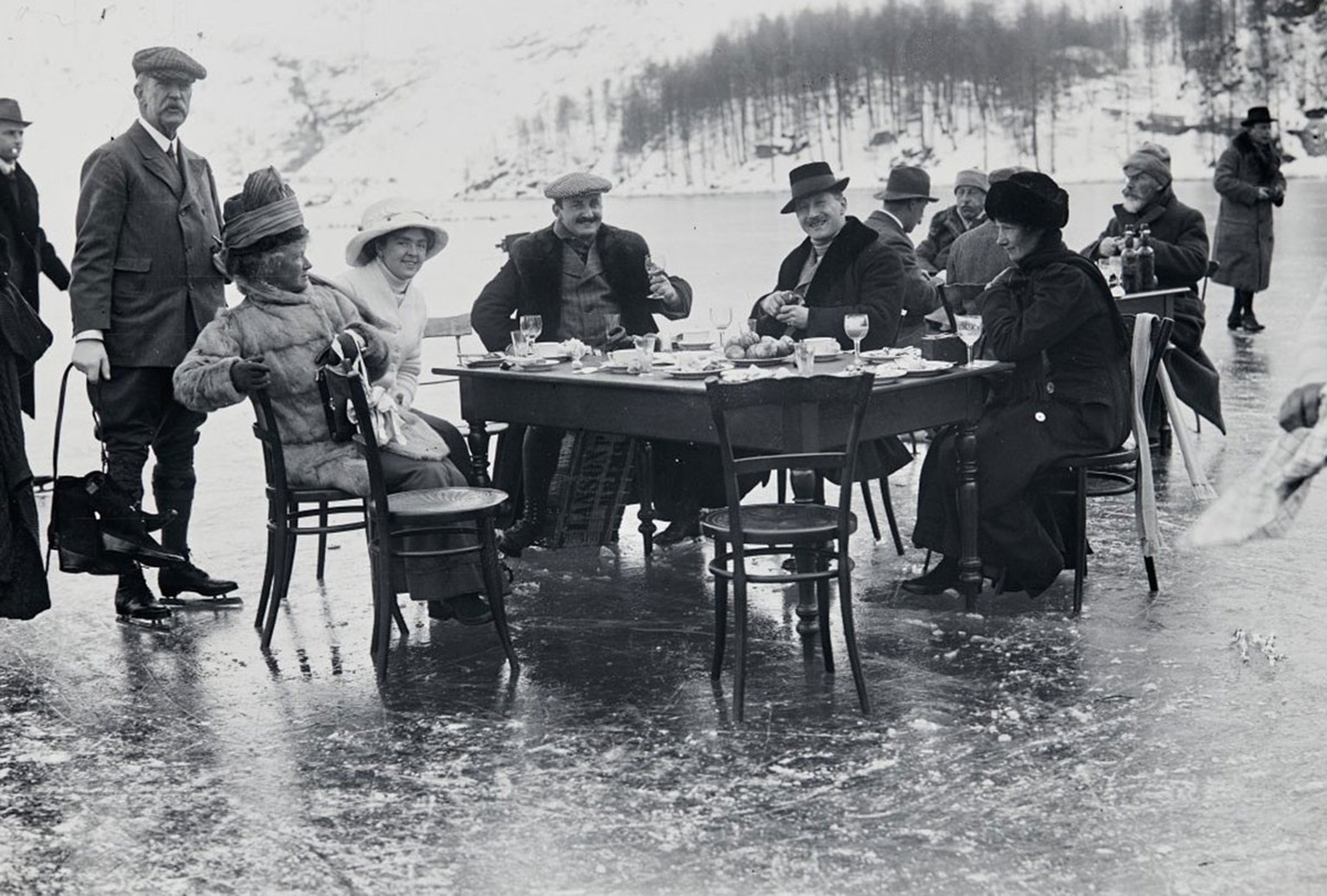 Ein Picknick auf einem Eisfeld in St. Moritz, um 1900.
https://permalink.nationalmuseum.ch/100391320