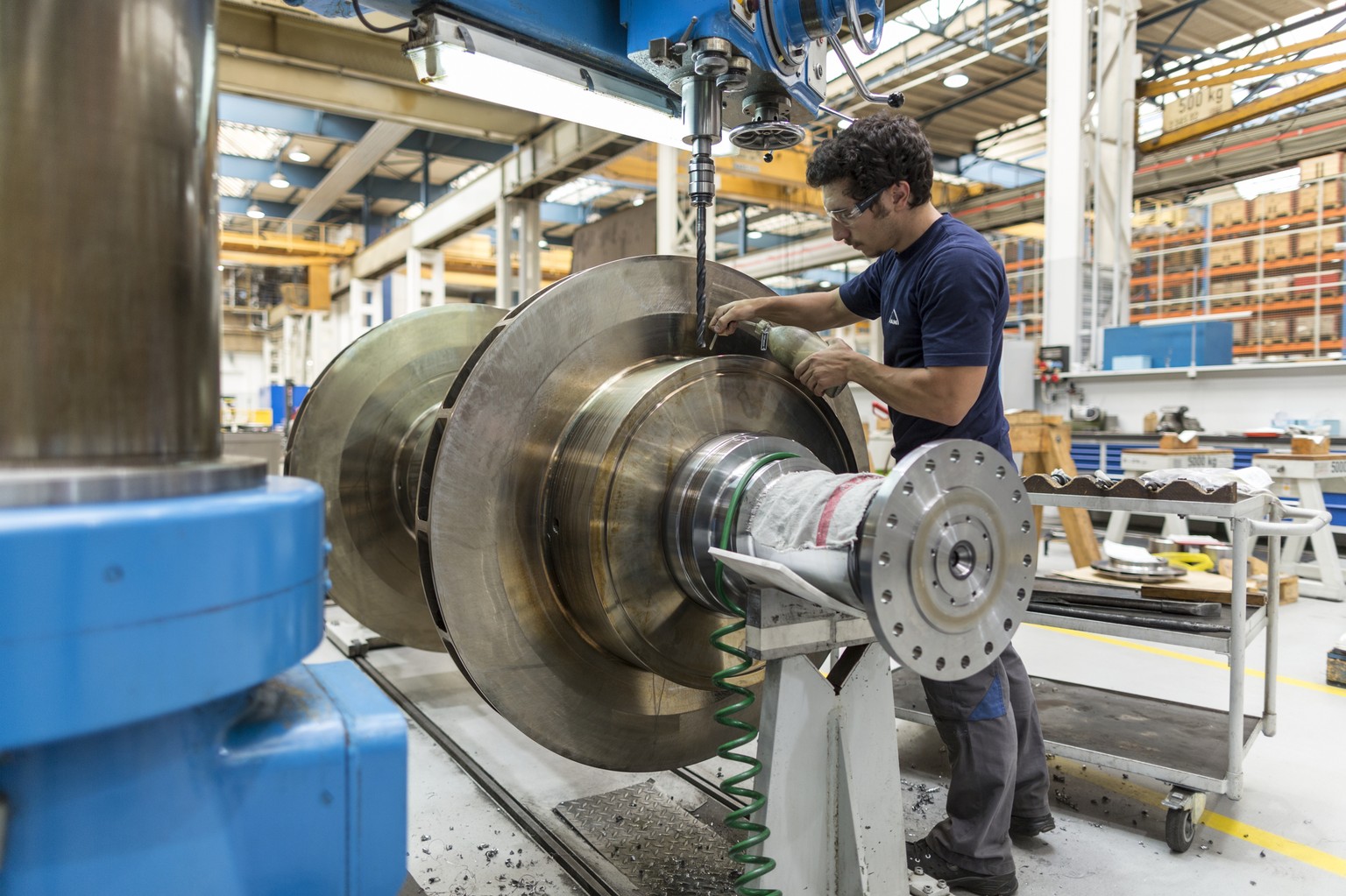 ZUR EXPORTINDUSTRIE STELLEN WIR IHNEN AM DONNERSTAG, DEM 30. JULI 2015, FOLGENDES NEUES BILDMATERIAL ZUR VERFUEGUNG --- An employee of Man Diesel &amp; Turbo Switzerland, manufacturer of large-bore di ...