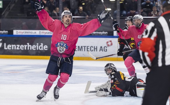 Zugs Jerome Bachofner, links, jubelt nach seinam Tor, im Eishockey Qualifikationsspiel der National League zwischen dem EV Zug und den SC Bern, am Freitag, 22. Oktober 2021 in der Bossard Arena in Zug ...