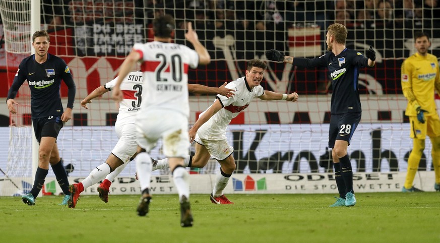 epa06436056 Stuttgart&#039;s Mario Gomez (C) celebrates after scoring the opening goal during the German Bundesliga soccer match between VfB Stuttgart and Hertha BSC Berlin in Stuttgart, Germany, 13 J ...