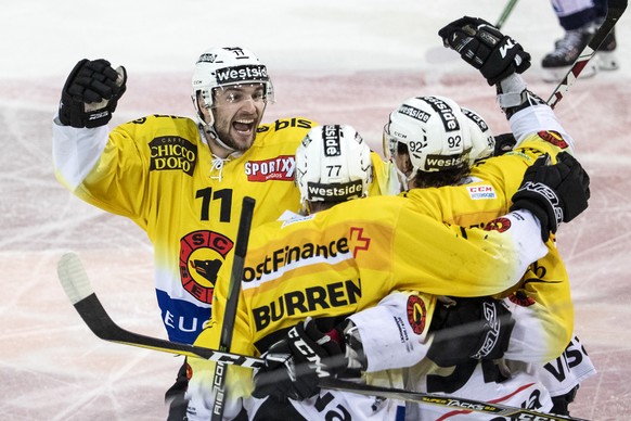 Jubel bei den Spielern des SC Bern mit Berns Alain Berger, links, im zweiten Eishockey Playoff-Finalspiel der National League zwischen dem EV Zug und dem SC Bern, am Samstag, 13. April 2019, in der Bo ...