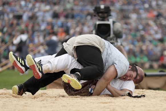 Domenic Schneider, oben, schwingt mit Benji von Ah im 1. Gang am Eidgenoessischen Schwing- und Aelplerfest (ESAF) in Zug, am Samstag, 24. August 2019. (KEYSTONE/Alexandra Wey)