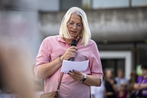 Iwona L. spricht bei einer Mahnwache gegen sexualisierte Gewalt, am Montag, 27. Juli 2026 in Untersiggenthal. (KEYSTONE/Andreas Becker)