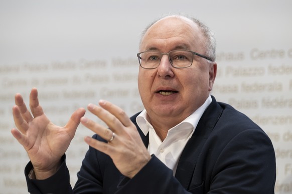 Pierre-Yves Maillard, Praesident SGB, Nationalrat SP spricht waehrend einer Medienkonferenz ueber den Start der Unterschriftensammlung gegen die Pensionskassen-Rentensenkung duch die Referendumsbuendn ...