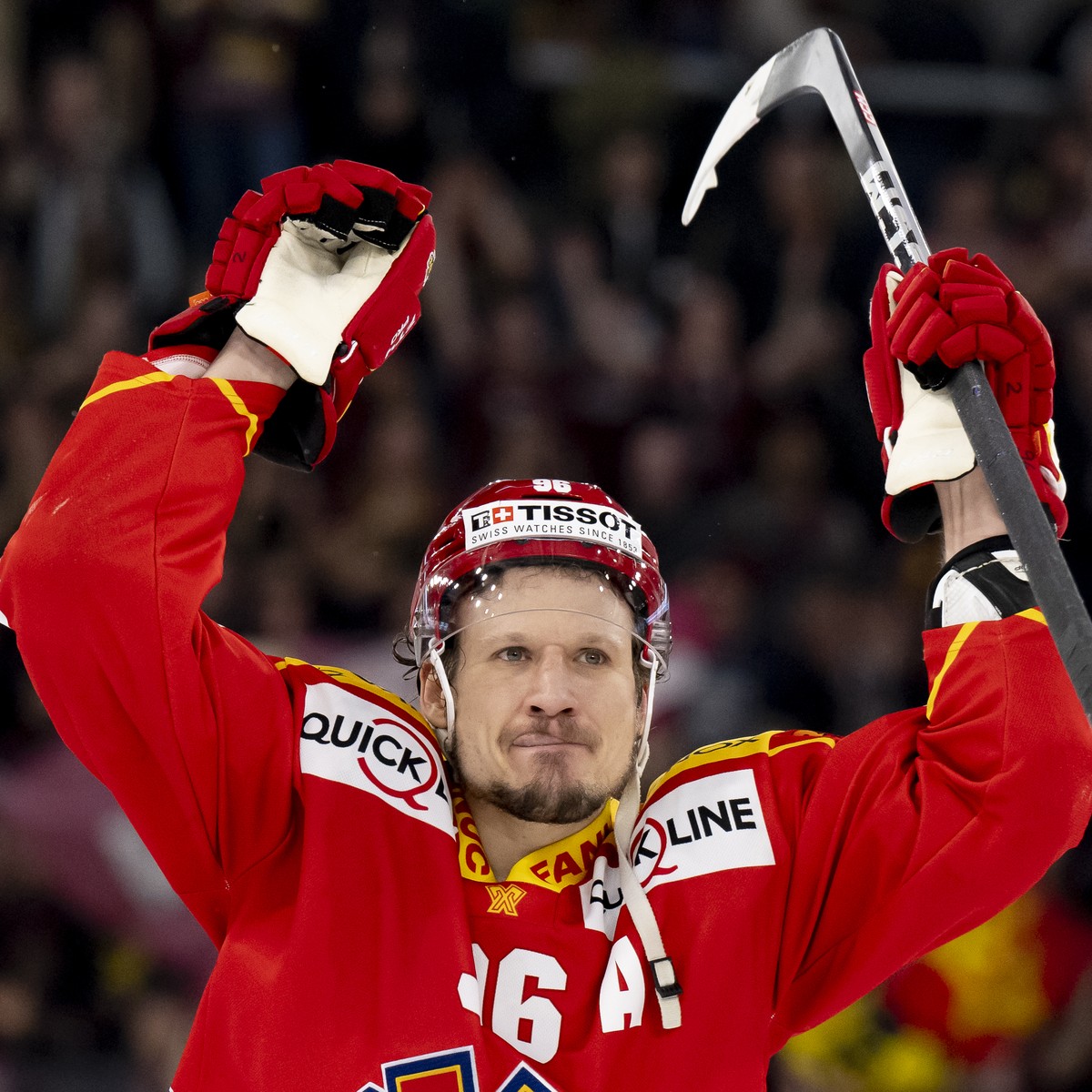 L'attaquant biennois Damien Brunner celebre la victoire 3-2 lors du deuxieme match de la finale des play-off du Championnat de Suisse de hockey sur glace de National league entre le EHC Biel-Bien ...