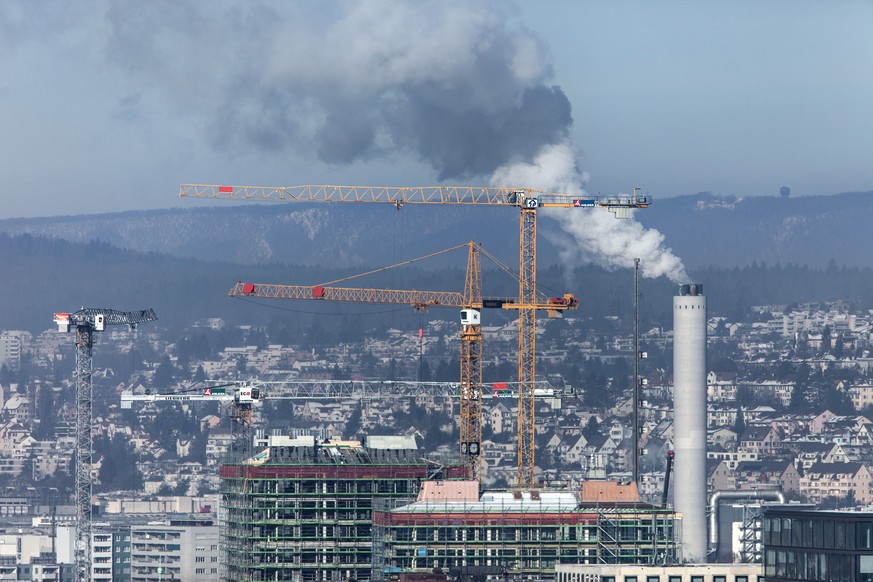ARCHIVBILD ZU DEN NEUEN REKORDWERTEN VON CO2 IN DER ATMOSPHAERE, AM MONTAG, 30. OKTOBER 2017 - Smoke rises from chimneys on rooftops in Zurich, Switzerland, pictured on January 23, 2013. (KEYSTONE/Gae ...