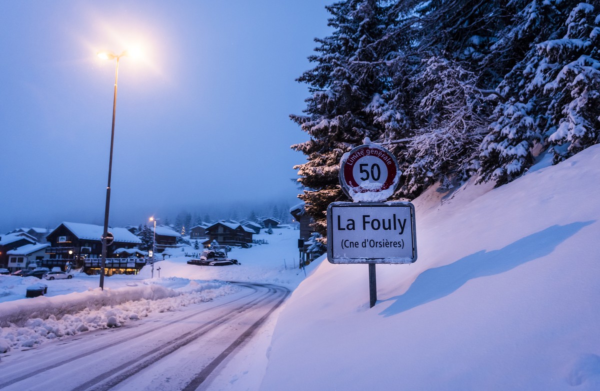Un panneau indique l'entree du village de La Fouly le vendredi 29 janvier 2021 a Orsieres dans le val Ferret. Le degre de danger d'avalanche a ete abaiss