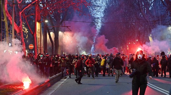 epa12695565 Protesters clash with police during the national march against the eviction of the Askatazuna social center in Turin, Italy, 31 January 2026. The Askatasuna social center had been seized a ...
