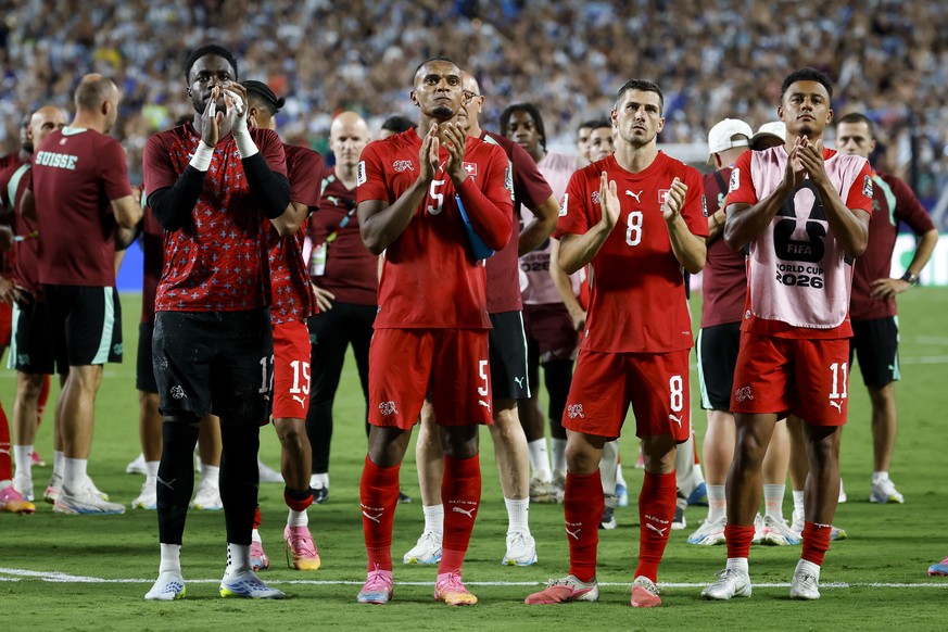 epa13106503 Players of Switzerland look disappointed as they greet their supporters after losing the FIFA World Cup 2026 quarterfinals match Argentina vs Switzerland, in Kansas City, Missouri, USA, 11 ...