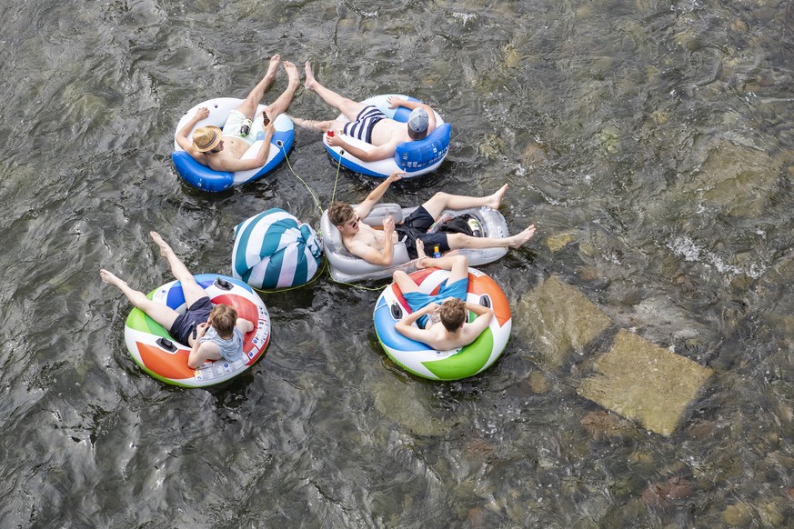 Menschen geniessen das sommerliche Wetter auf der Limmat, aufgenommen am Samstag, 14. Juli 2018 in Zuerich. (KEYSTONE/Ennio Leanza)