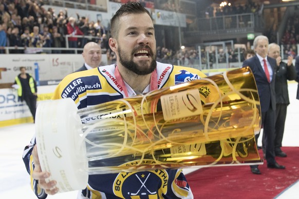 Langenthals Stefan Tschannen mit dem Meistekuebel, nach dem siebten Playoff-Finalspiel der National League B zwischen dem SC Langenthal und dem SC Rapperswil-Jona Lakers, am Dienstag, 4. April 2017, i ...