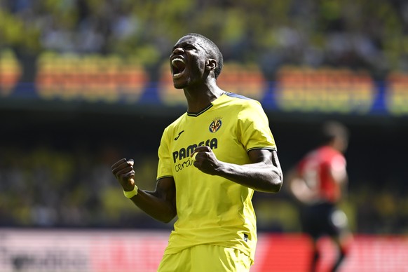 epa12071389 Villarreal striker Thierno Barry celebrates after scoring during the LaLiga EA Sport match between Villarreal CF and CA Osasuna, held at the Estadi de la Ceramica in Villarreal, Spain, 03  ...