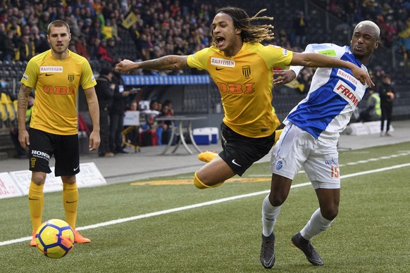 YBs Kevin Mbabu kaempft um dem Ball gegen Grasshopper Souleyman Doumbia im Super League Spiel zwischen dem BSC Young Boys Bern und dem Grasshopper Club Zuerich, am Sonntag, 11. Maerz 2018 im Stade de  ...