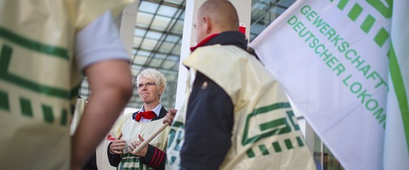 Streikende Lokführer im Berliner Ostbahnhof.