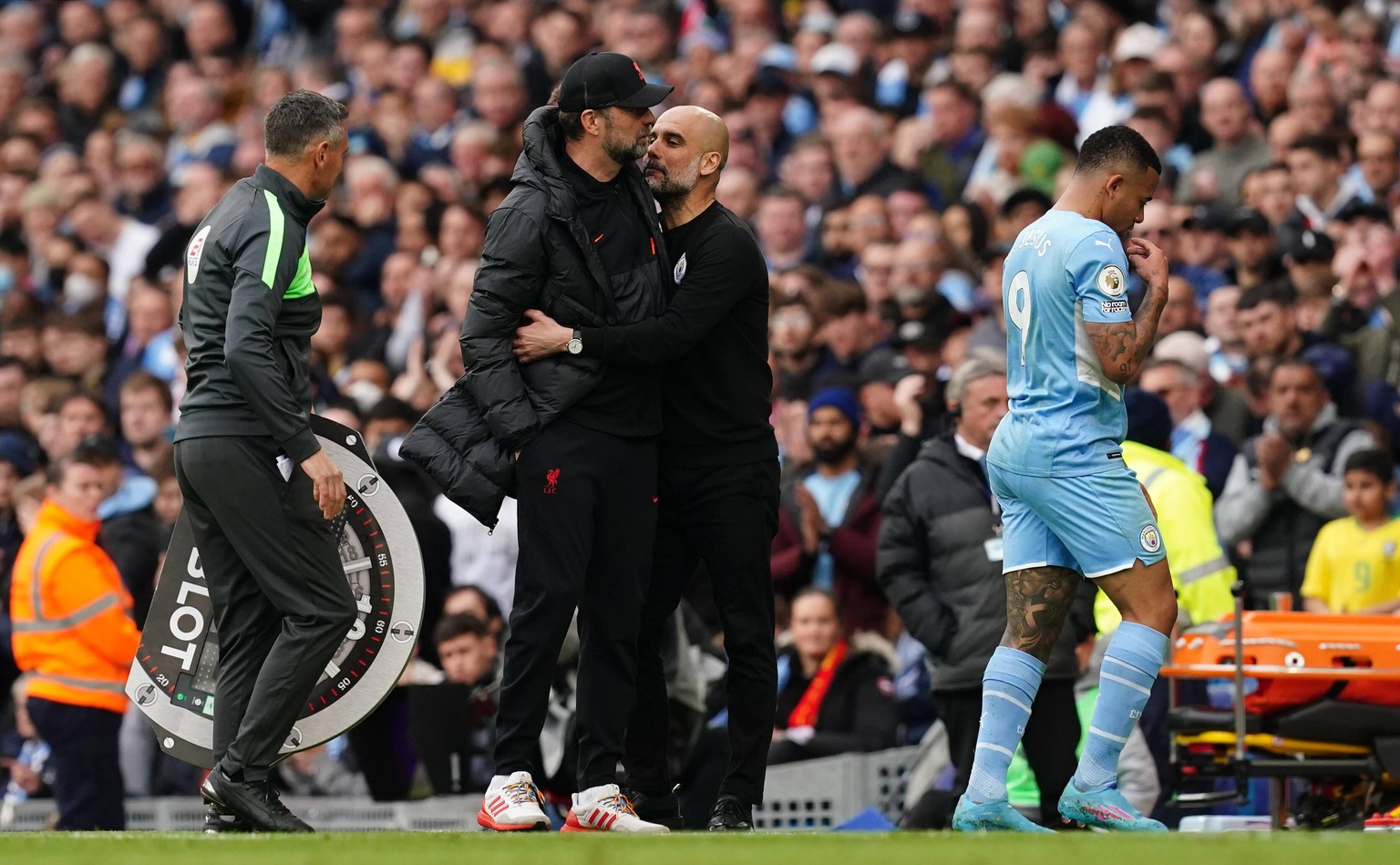 Guardiola geht mitten im Spiel mit Trainer-Kollege Klopp auf Tuchfühlung.