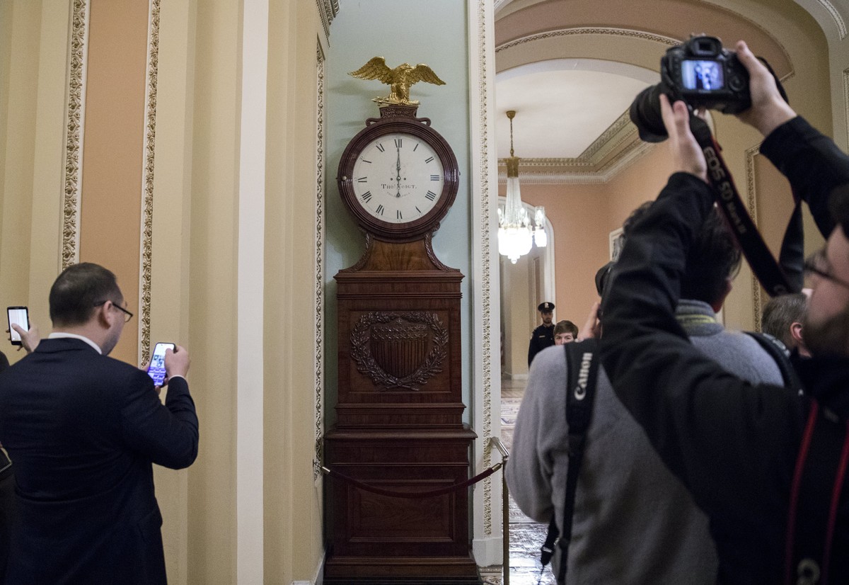 epa06455929 The Ohio Clock strikes 12 o'clock midnight as Senate Majority Leader Mitch McConnell tries to broker a deal with Democrats on the continuing resolution in the US Capitol in Washington ...