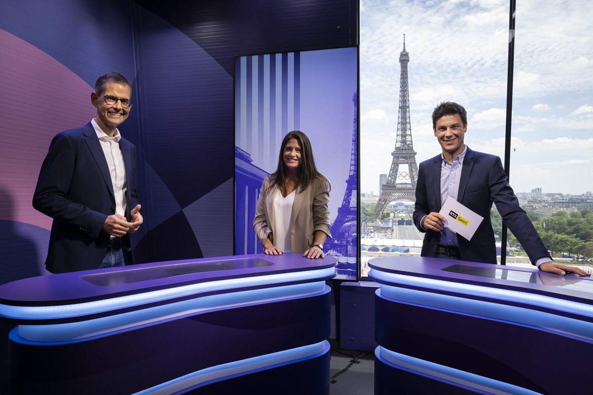 Swiss sport moderator David Berger (RTS), Elodie Crausaz (RTS) and Matthieu Juttens (RTS), from left to right, pose in the SRG SSR TV-Studio in Trocadero, with the Eifel Tower in the background, prior ...
