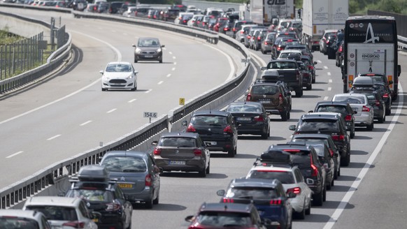 epa06088745 Vehicles at a stand still in a 12 km long traffic jam in the southerly direction before the Gotthard tunnel near Erstfeld, Switzerland, 15 July 2017. EPA/URS FLUEELER