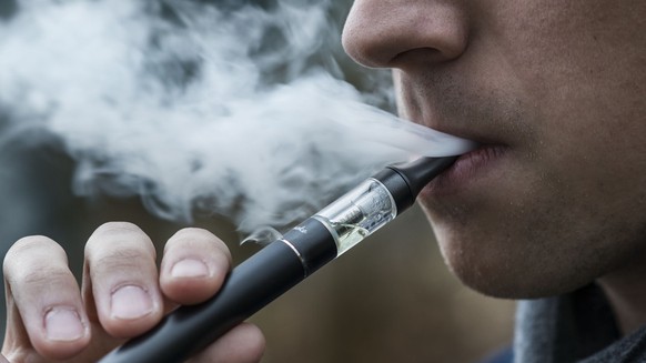 A man inhales from an e-cigarette in Zuerich, Switzerland, January 20, 2014. (KEYSTONE/Christian Beutler)

Ein Mann zieht an einer E-Zigarette am 20. Januar 2014 in Zuerich. (KEYSTONE/Christian Beutle ...