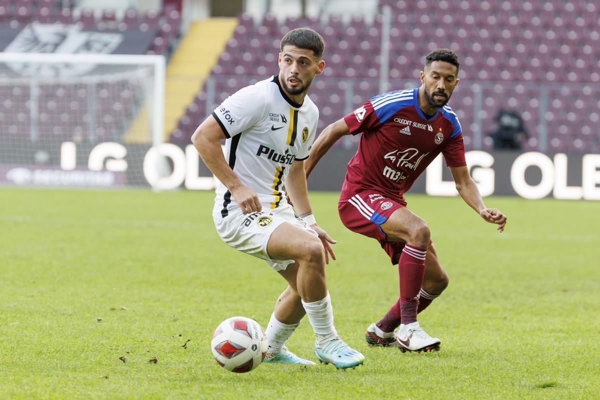 Young Boys' midfielder Kastriot Imeri, left, controles the ball past Servette's defender Gael Clichy, right, during the Super League soccer match of Swiss Championship between Servette FC an ...