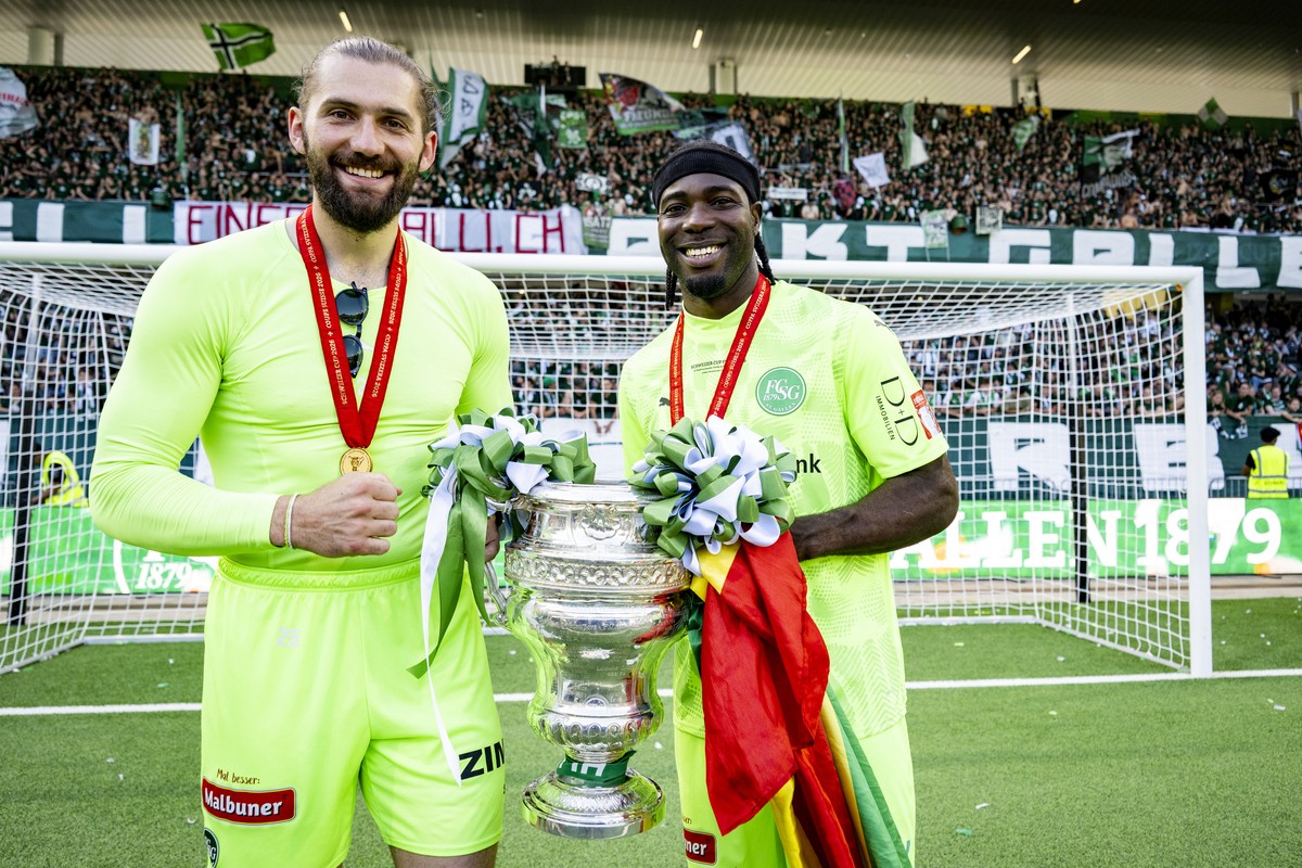 Torwart Lukas Watkowiak und Torwart Lawrence Ati Zigi feiern mit dem Pokal, im Schweizer Fussball Cup Final zwischen dem FC Stade Lausanne-Ouchy und FC St. Gallen, am Sonntag, 24. Mai 2026, im Stadion ...