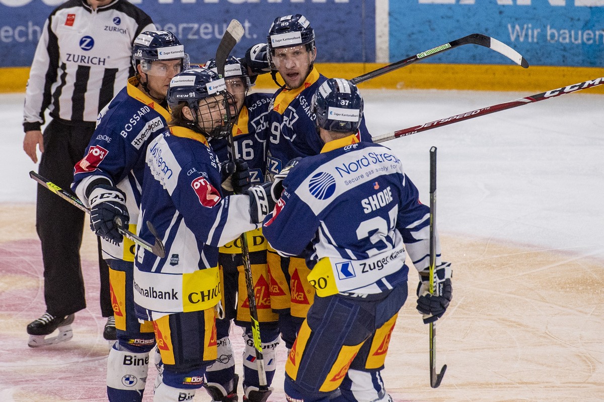 Die Zuger mit Justin Abdelkader, 2. von rechts, feiern ein Tor beim Eishockey Meisterschaftsspiel in der Qualifikation der National League zwischen dem EV Zug und dem HC Ambri Piotta vom Dienstag, 2.  ...