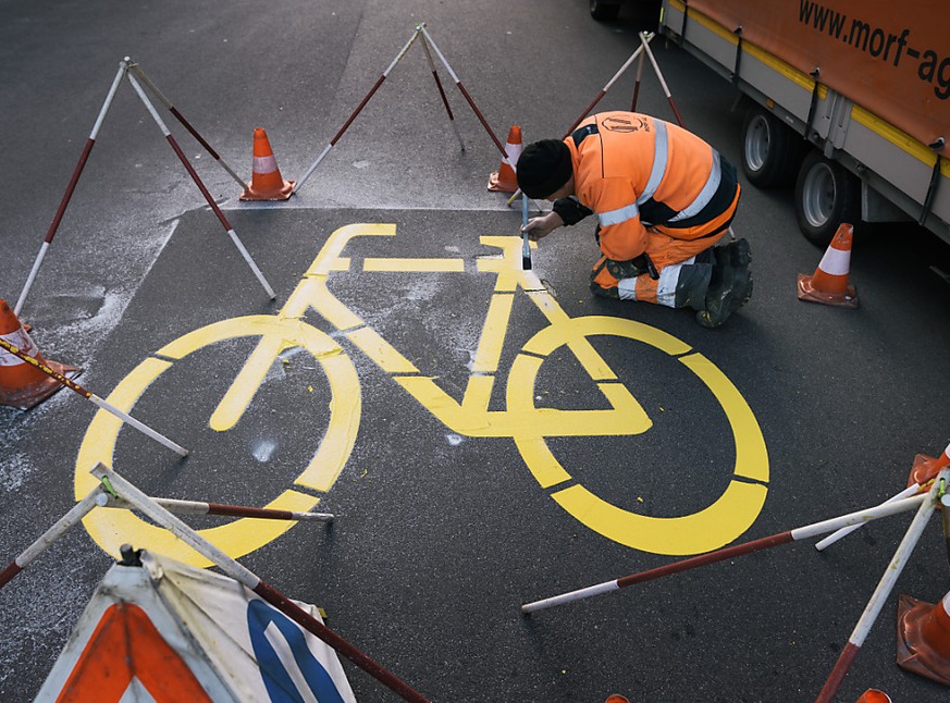 In Merlischachen soll unter anderem mit einem Radweg ein Schulweg sicherer gemacht werden. Der Kanton Schwyz hat das Projekt öffentlich aufgelegt. (Symbolbild)