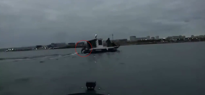 Ein Besatzungsmitglied des Fischerbootes wirft sich ins Meer. Kurz danach passiert die Drohne das Schiff haarscharf.
