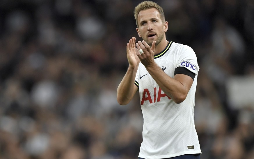 epa10190428 Harry Kane of Tottenham applauds fans after winning the English Premier League soccer match between Tottenham Hotspur and Leicester City in London, Britain, 17 September 2022. EPA/VINCENT  ...