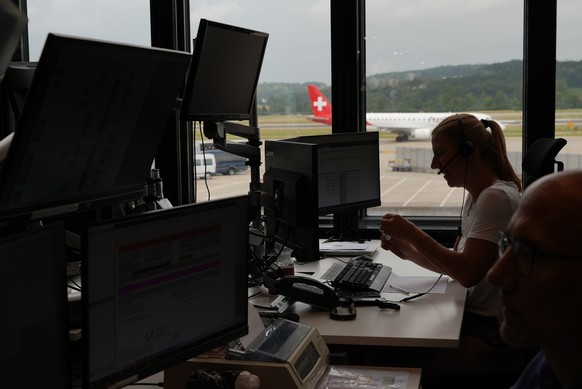 Eine Angestellte der Flugsicherung sitzt am Mittwoch, 12. Juli 2023, am Arbeitsplatz auf dem Flughafen Z