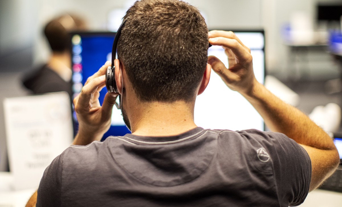 Ein Mann arbeitet im Contact Tracing des Kantons Zuerich Standort Pfaeffikon, am Montag, 12. Oktober 2020. Per heute wurde das Contact Tracing-Team des Kantons Zuerich pro Schicht von 50 auf 60 Person ...