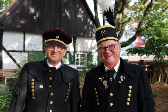 Rolf-Peter Gutsche (links) und Joachim Pente in festlicher Bergmannstracht.
