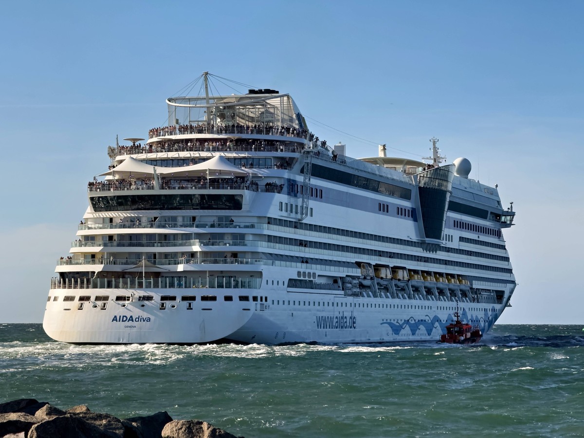 Abendstimmung an der Warnem�nder Ostmole 15.08.2025 In Warnem�nde l�uft die AIDA Diva, ein unter italienischer Flagge fahrendes Passagierschiff aus. Die AIDAdiva ist ein Kreuzfahrtschiff von Carnival  ...