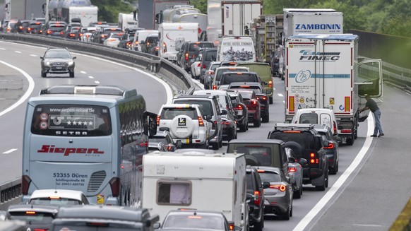 Der Feiertags Reiseverkehr auf der Autobahn A-2 vor dem Gotthardtunnel zwischen Goeschenen und Erstfeld in Richtung sueden staut sich bei Erstfeld auf mehrere Kilometer laenge, am Mittwoch, 28. Mai 20 ...