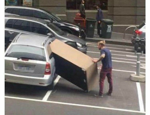 Fail: Viel zu grosse Couch in Auto transportieren