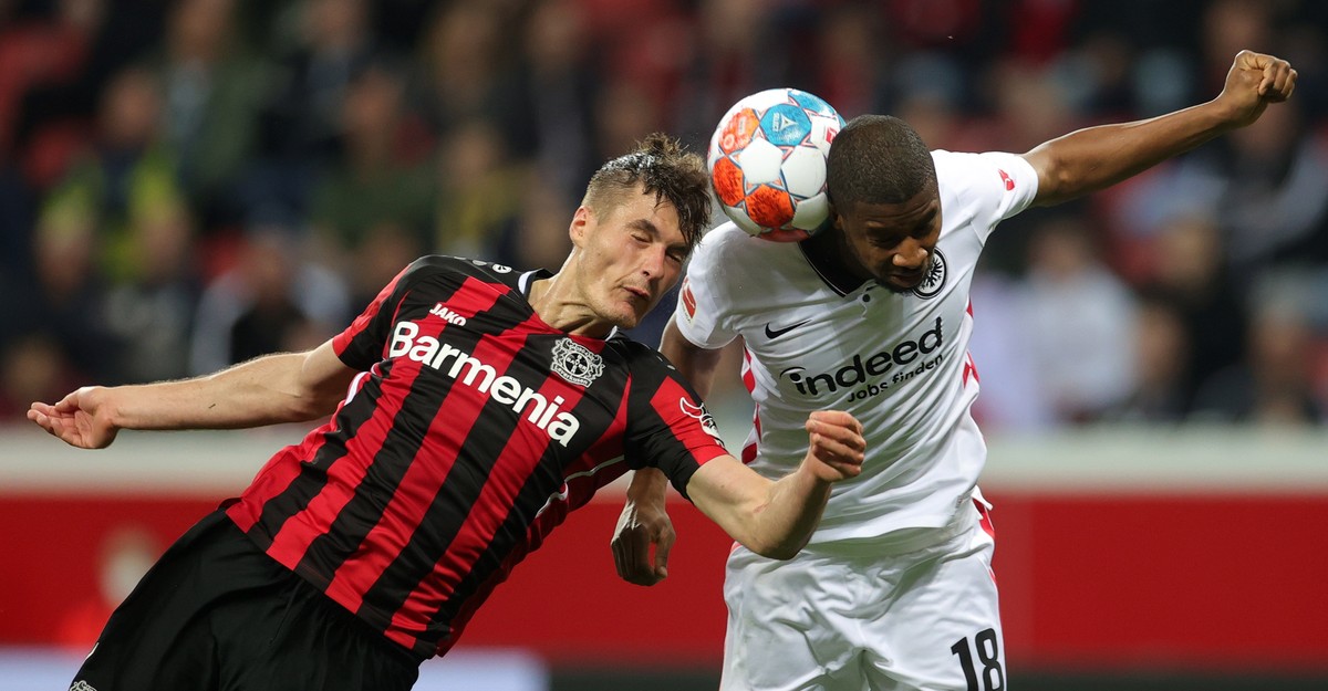 epa09923146 Leverkusen's Patrik Schick (L) in action against Frankfurt's Almamy Toure (R) during the German Bundesliga soccer match between Bayer 04 Leverkusen and Eintracht Frankfurt in Lev ...