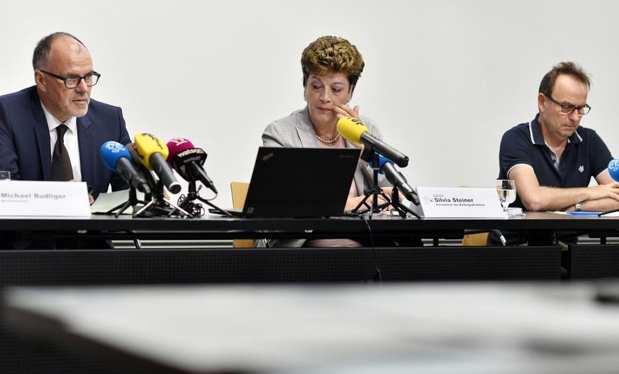 Rechtsanwalt Michael Budliger, links, die Zuercher Regierungsraetin Silvia Steiner, Mitte, und Markus Zangger, rechts, Autor des Buches Juerg Jegges dunkle Seite an der Medienkonferenz Resultate der A ...