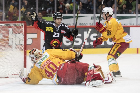 Berns Simon Bodenmann, Mitte, feiert gegen Langnaus Goalie Damiano Ciaccio, links, und Yves Mueller den Treffer zum 3:1 im Eishockey National League A Spiel zwischen dem SC Bern und den SCL-Tigers, am ...