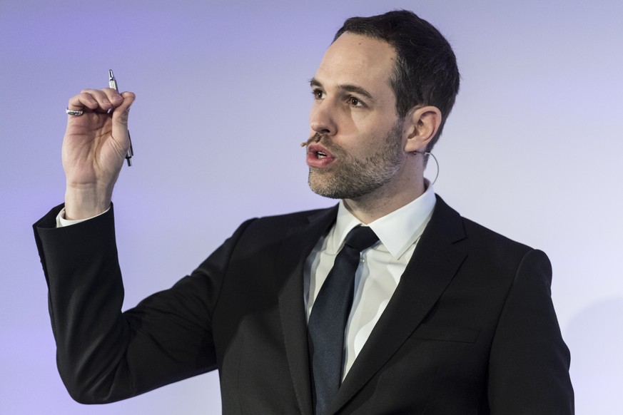 Swiss Arthur H. Honegger, journalist and US correspondent for Swiss TV, speaks during the International Alpensymposium in Interlaken, Switzerland, Tuesday, January 10, 2017. (KEYSTONE/Alessandro della ...