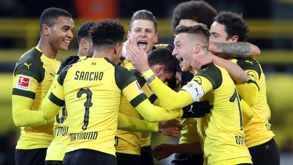 epa07234052 Dortmund&#039;s Paco Alcacer (C) celebrates with his teammates after scoring the 1-0 lead during the German Bundesliga soccer match between Borussia Dortmund and Werder Bremen in Dortmund, ...