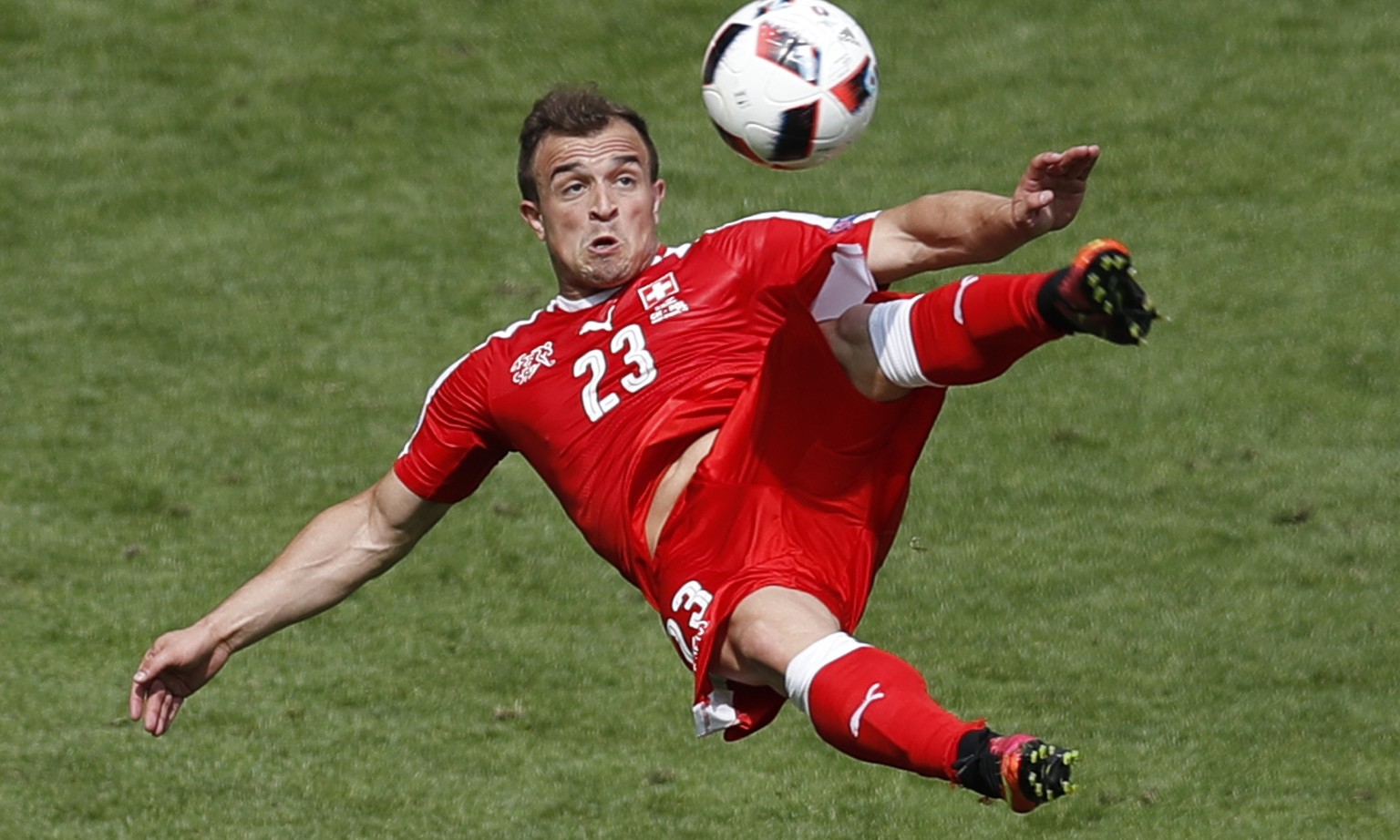 Xherdan Shaqiri hebt ab und hämmert den Ball in die Maschen.